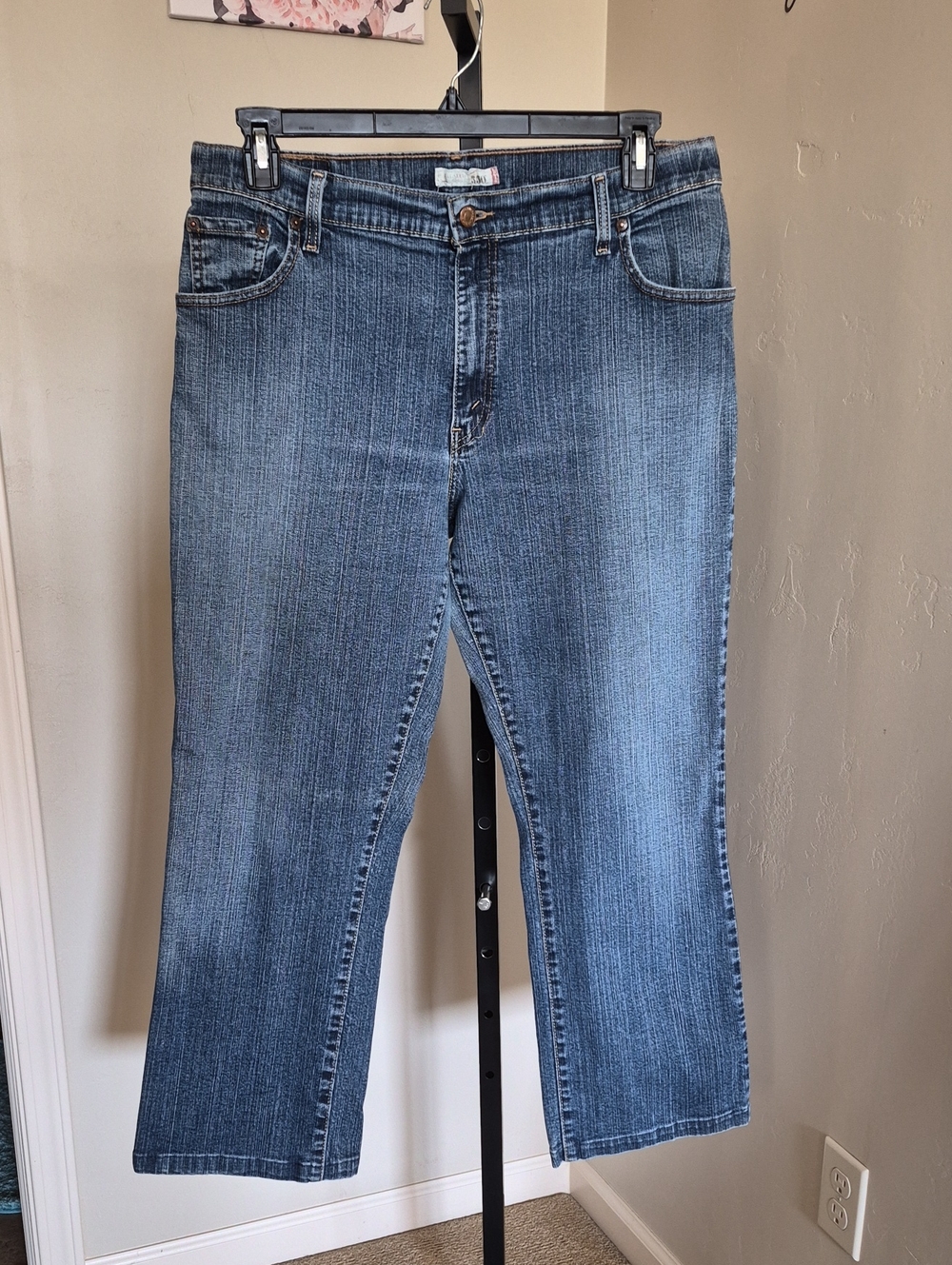 Vintage Levi’s 550 Women's Relaxed Fit Tapered Leg Jeans Size 16 Short Y2K 2000